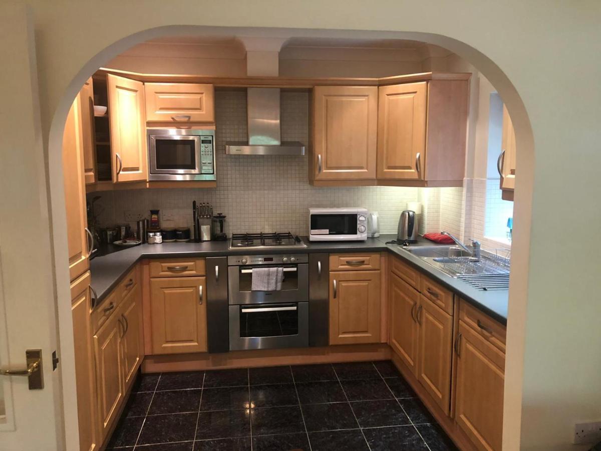 Lovely 2 Bedroom 2 Baths Flat With Free Parking Basingstoke Extérieur photo