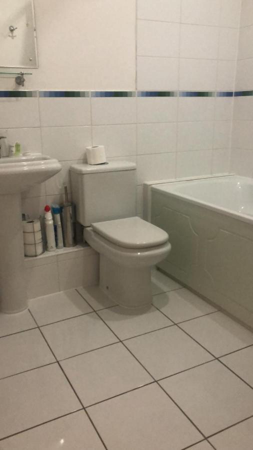 Lovely 2 Bedroom 2 Baths Flat With Free Parking Basingstoke Extérieur photo