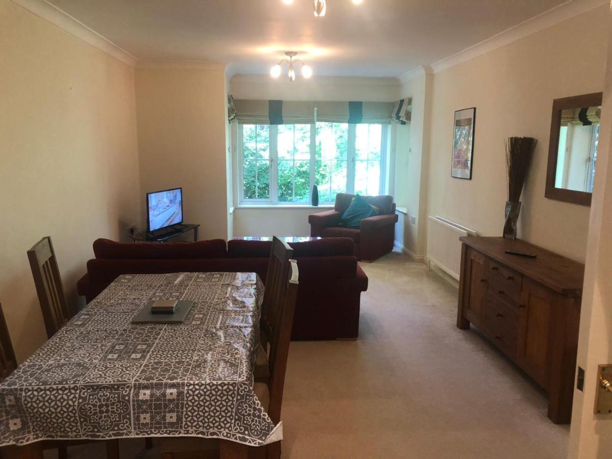 Lovely 2 Bedroom 2 Baths Flat With Free Parking Basingstoke Extérieur photo